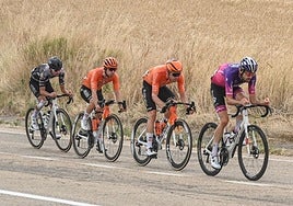 Okamika, al frente del grupo de fugados.