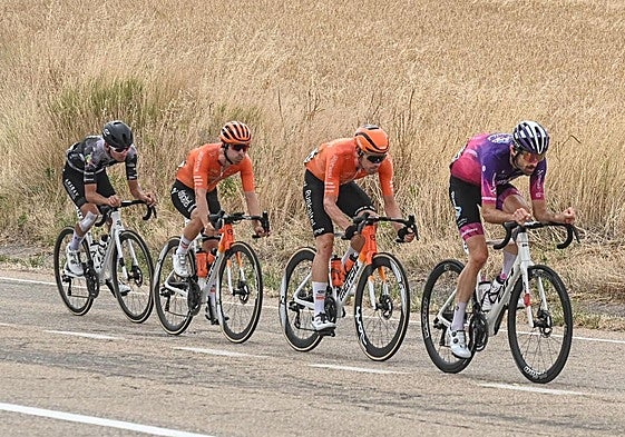 Okamika, al frente del grupo de fugados.