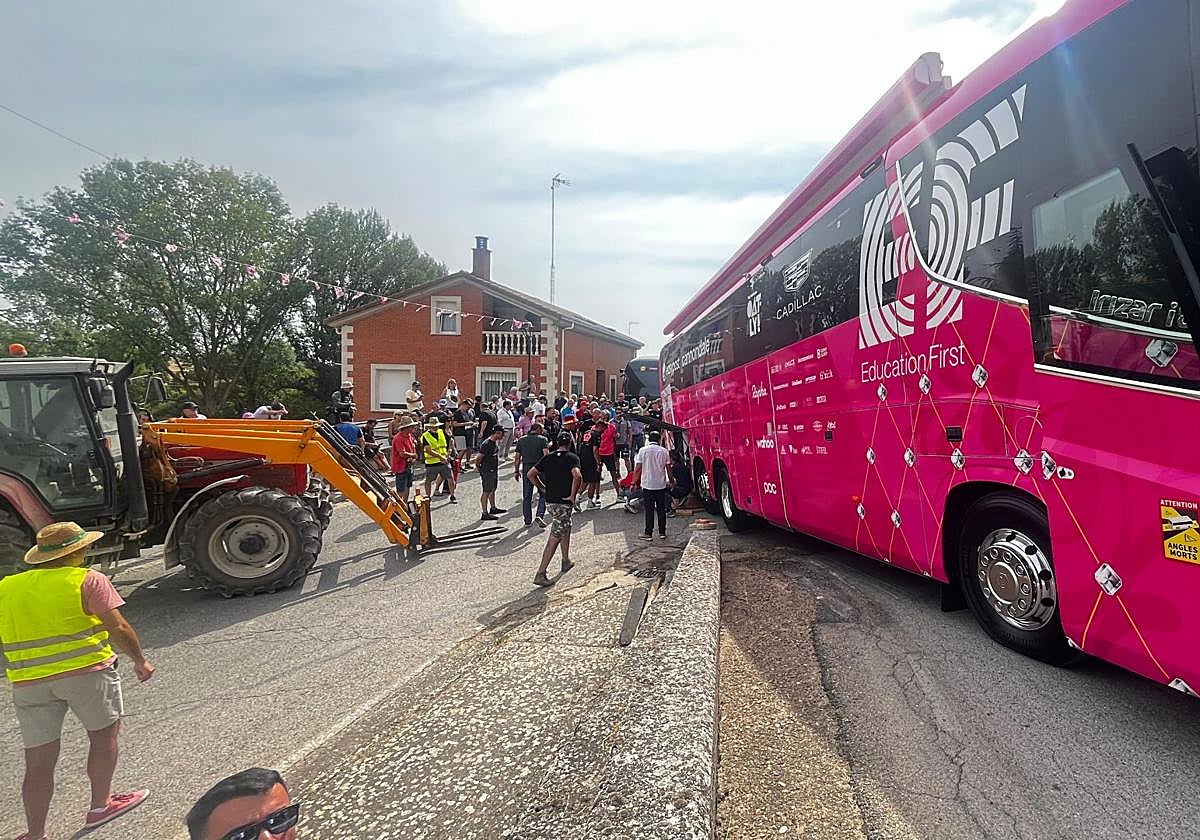 El autobús del Education First se atasca antes de la salida de la segunda etapa de la Vuelta a Burgos