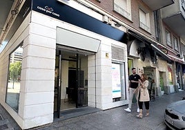 La inmobiliaria Casa por casa se encuentra en la Avenida del Cid, 10.