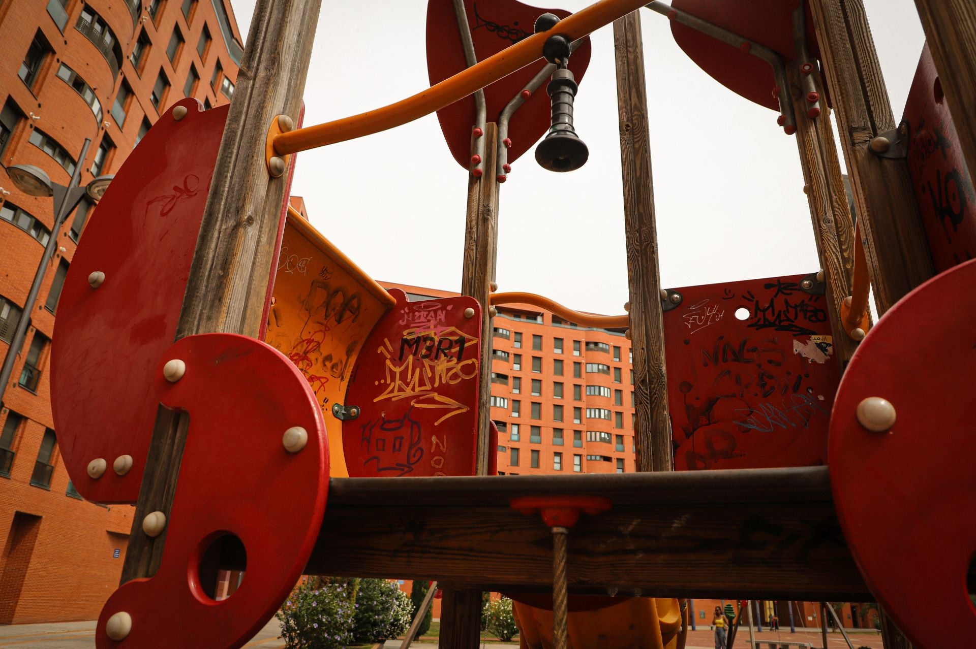 Todas las imágenes del parque infantil descuidado de Burgos que preocupa a los vecinos