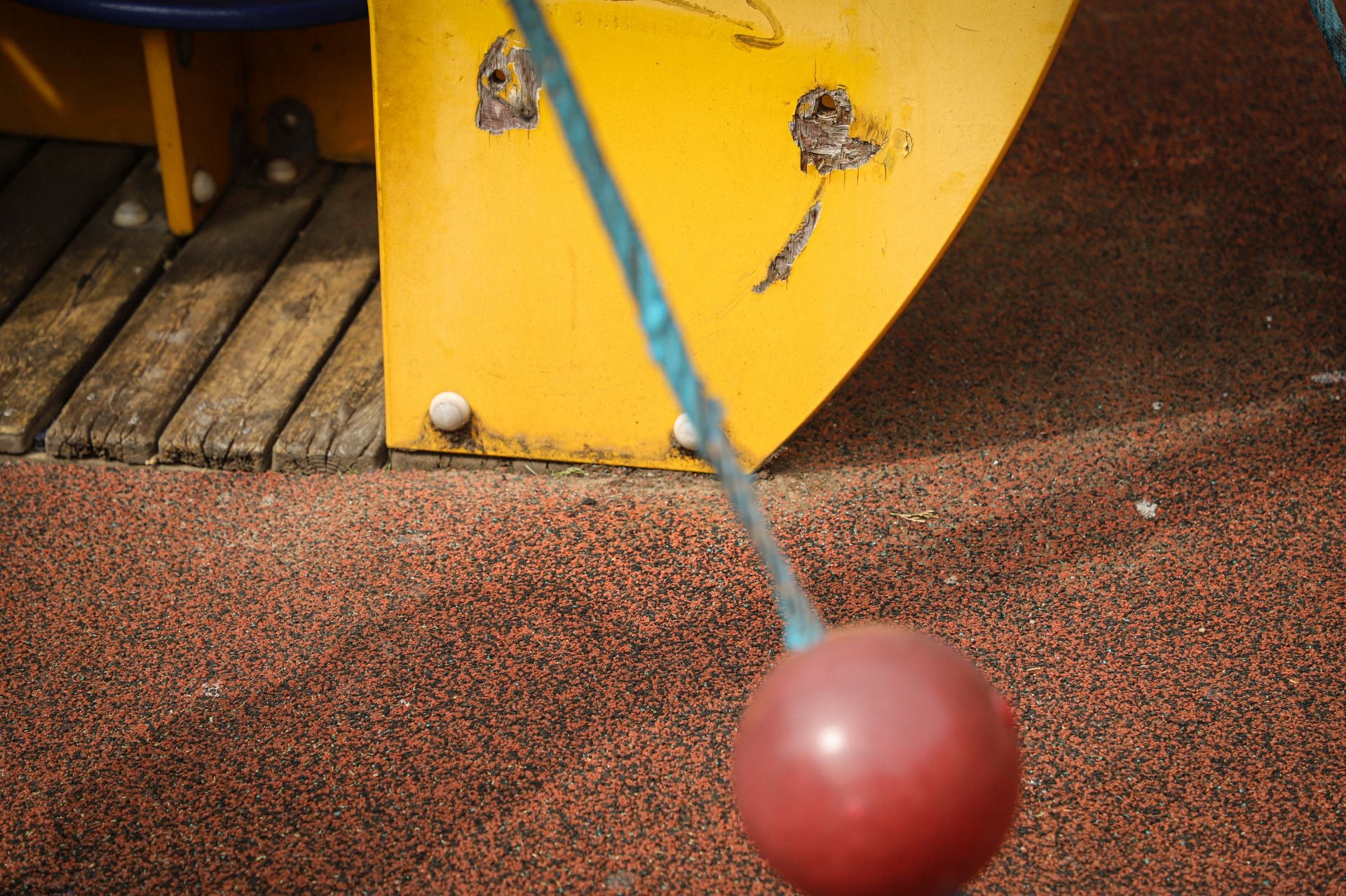 Todas las imágenes del parque infantil descuidado de Burgos que preocupa a los vecinos