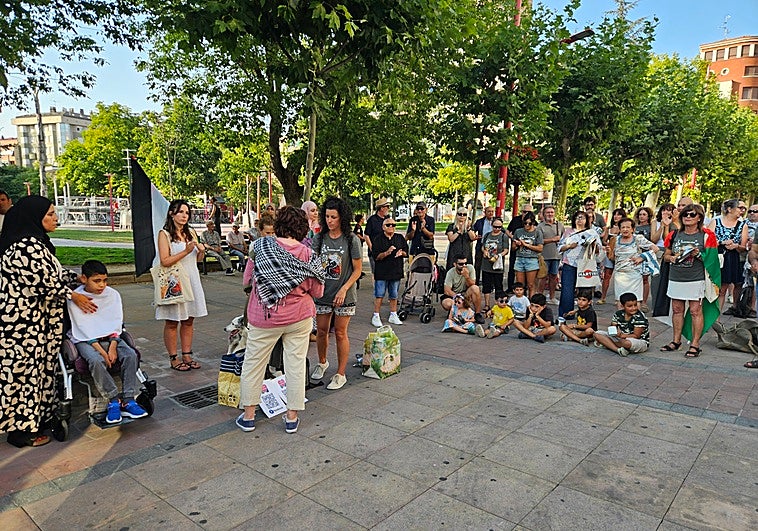 Multitud de personas se han sumado a la concentración