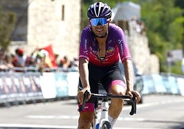 Mario Aparicio, entrando por la línea de meta.