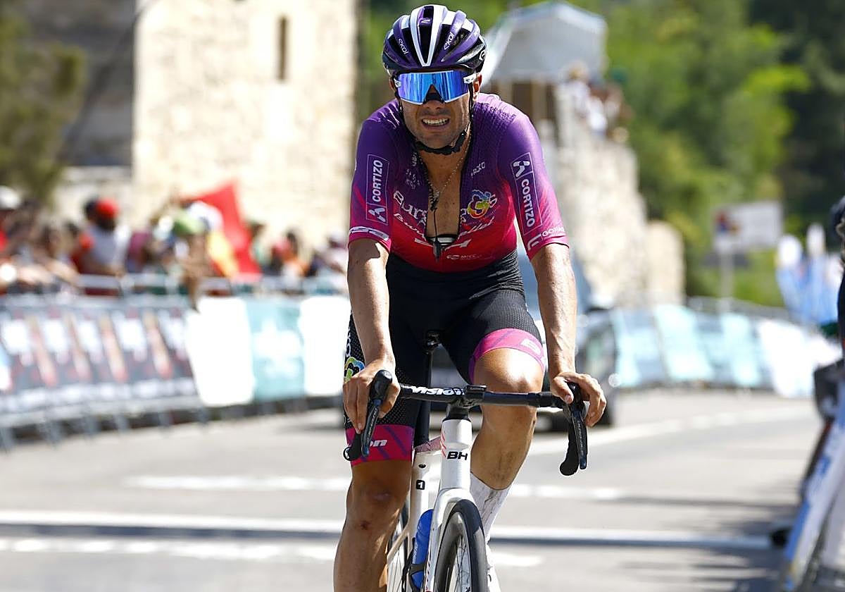 Mario Aparicio, entrando por la línea de meta.