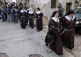 Imagen de las monjas cismáticas a la entrada de los Juzgados de Briviesca.