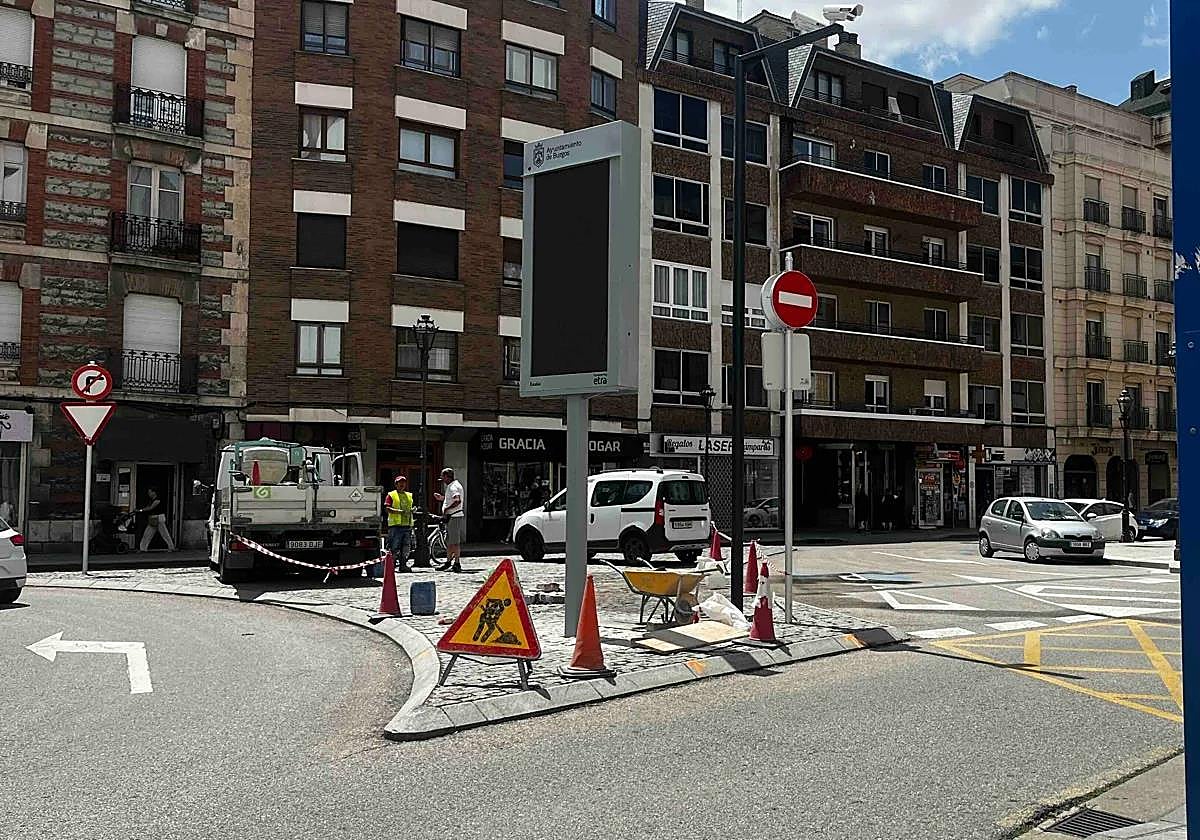 Obras de colocación de paneles en la calle Miranda y Burgense.