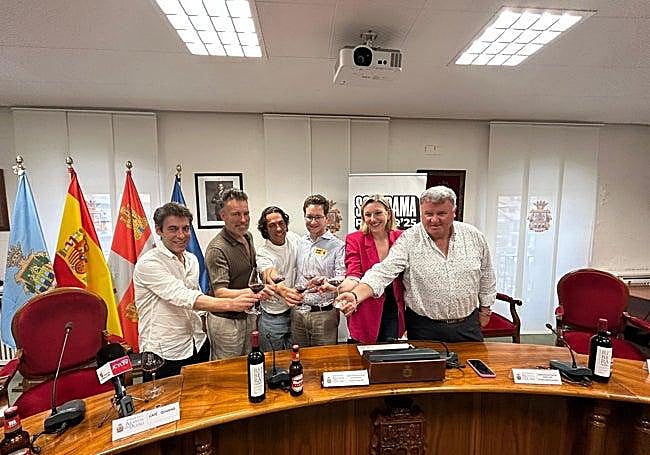 Los hermanos Quijano brindan con la vicepresidenta de la Junta, Isabel Blanco; el alcalde de Aranda, Antonio Linaje, y el presidente del Consejo Regulador de Ribera del Duero, Enrique Pascual.