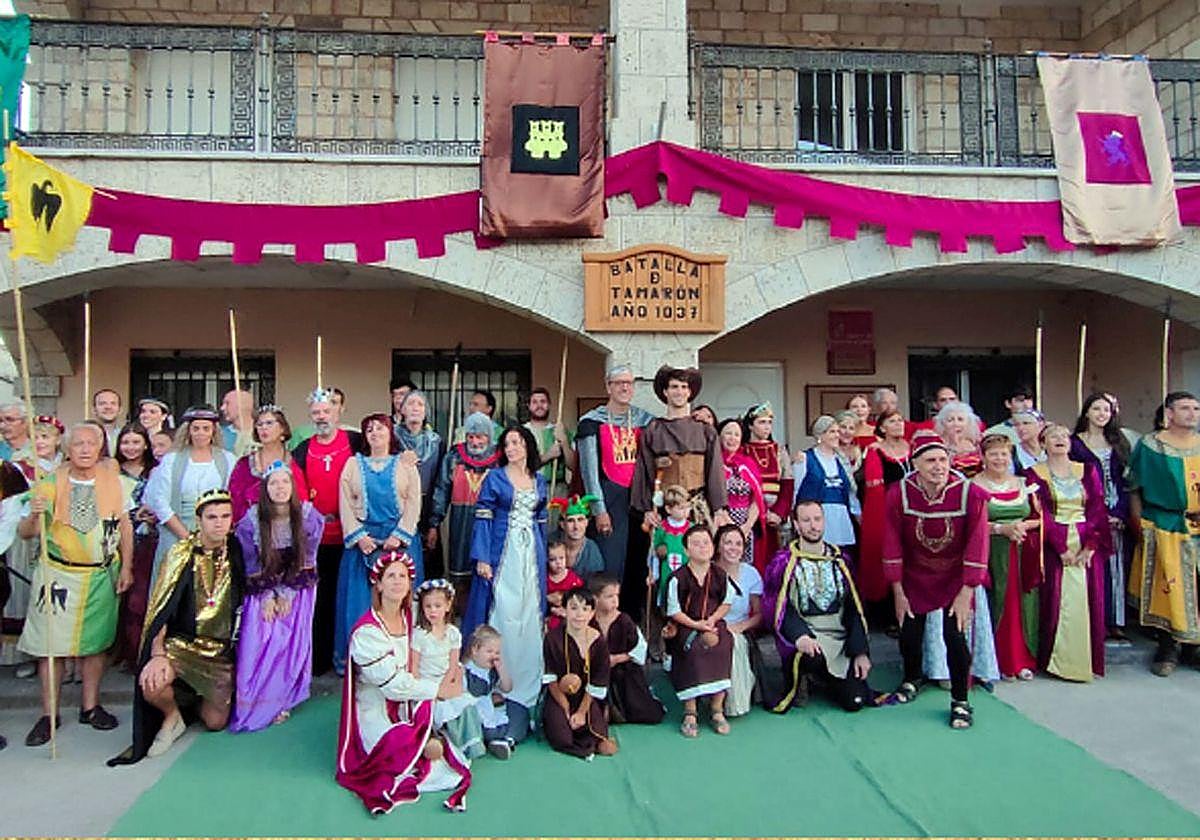 Vecinos del pueblo preparados para la Representación de la Batalla de Tamarón.