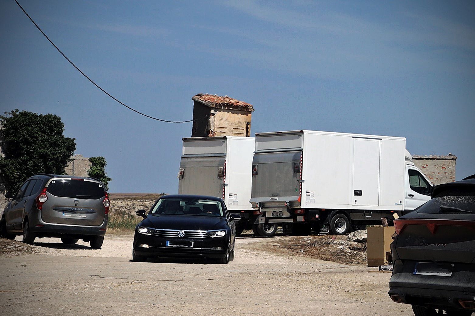Paseo en imágenes por un pueblo abandonado con tumbas saqueadas de Burgos