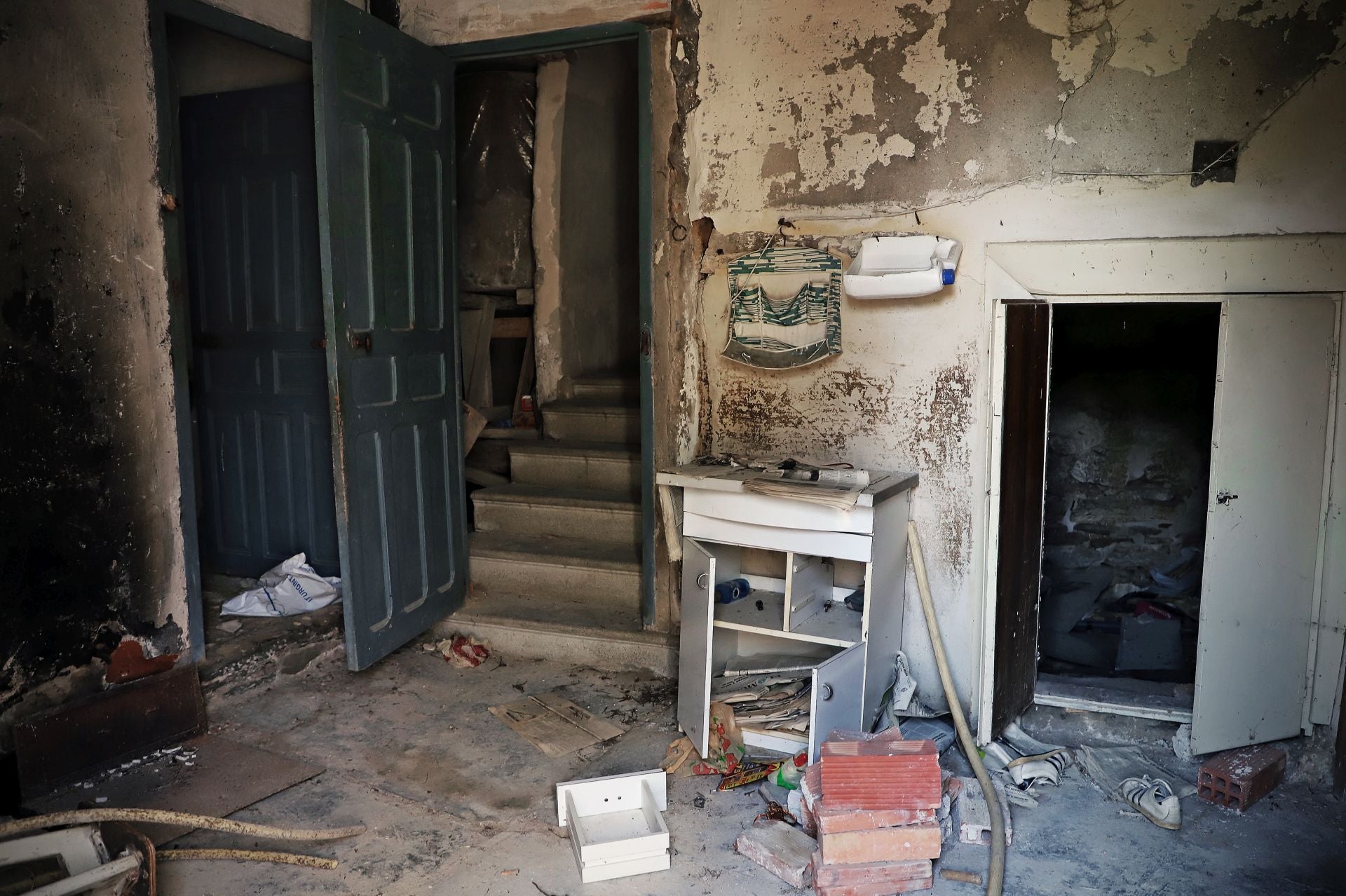 Paseo en imágenes por un pueblo abandonado con tumbas saqueadas de Burgos