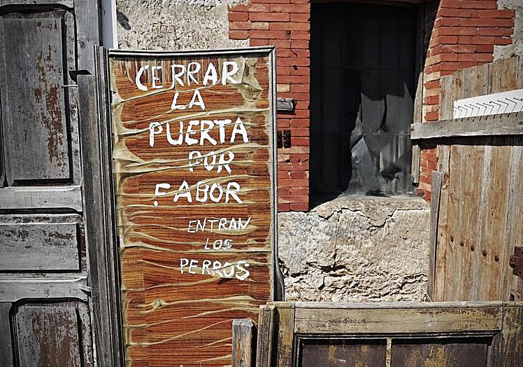 Recorrido visual por un pueblo abandonado de Burgos.