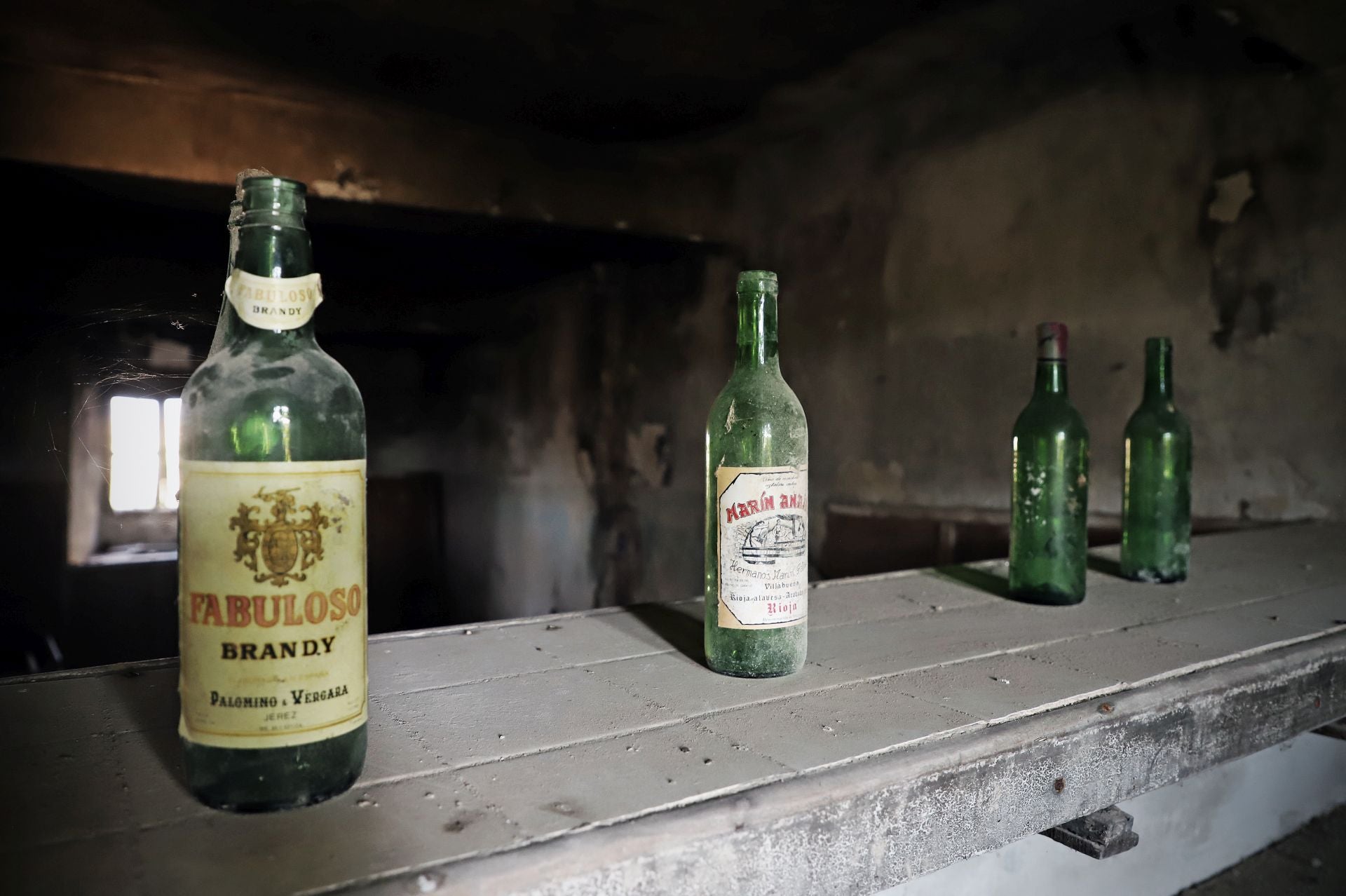 Paseo en imágenes por un pueblo abandonado con tumbas saqueadas de Burgos