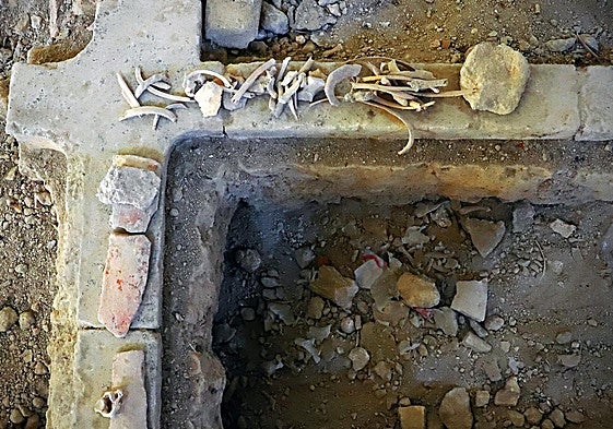 Huesos en la iglesia del pueblo abandonado