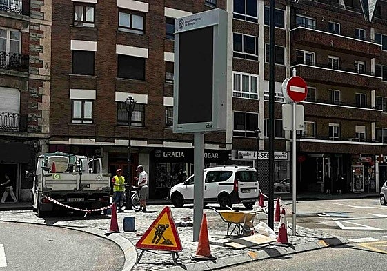 Obras de colocación de paneles en la calle Miranda y Burgense.