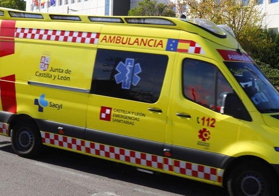 Imagen de una ambulancia a la salida de un hospital.