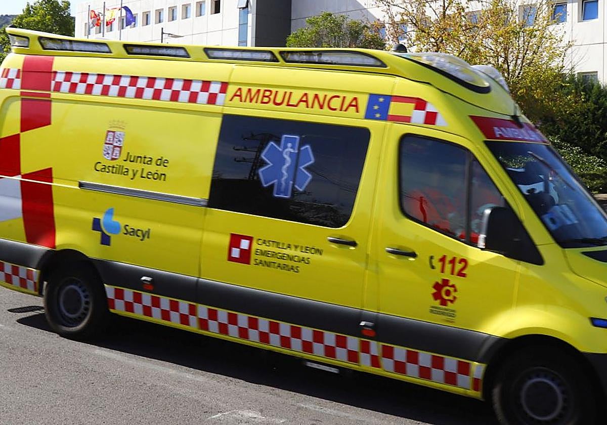 Imagen de una ambulancia a la salida de un hospital.