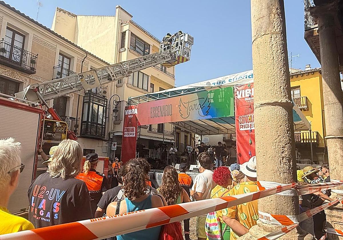 Los Bomberos de Aranda colocando los elementos caídos en la plaza del Trigo.
