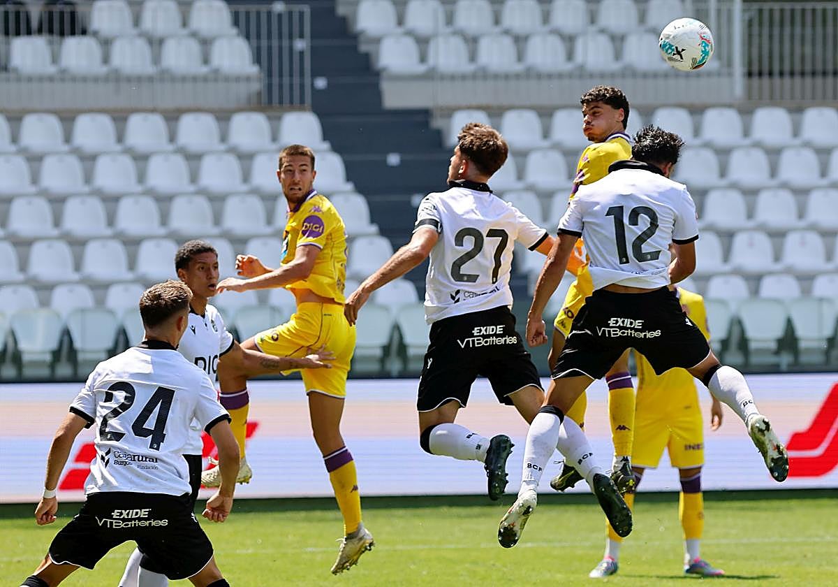 Saul del Cerro y Florian pugnan con dos jugadores del Valladolid un balón aéreo.