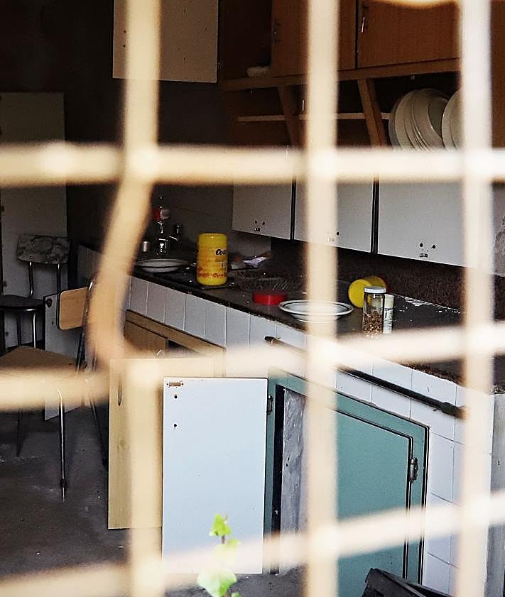 Imagen secundaria 2 - Detalles del pueblo abandonado.