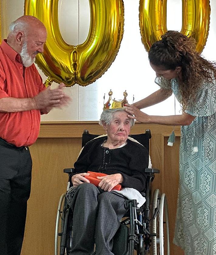 Imagen secundaria 2 - Celebración de los cien años de nieves en la residencia Río Arlanza de Salas de los Infantes. 