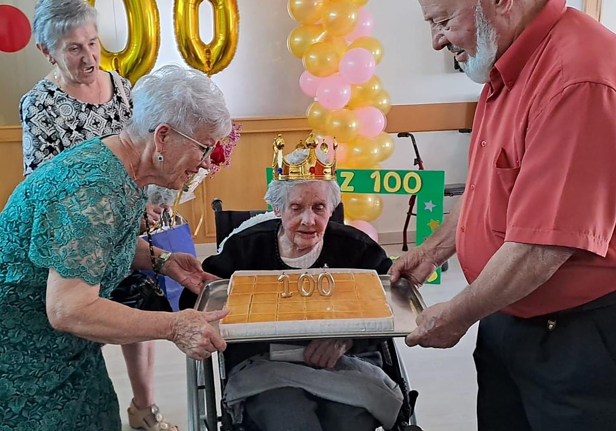 Nieves celebró sus cien años con su familia, sus compañeros de residencia y los trabajadores del centro.