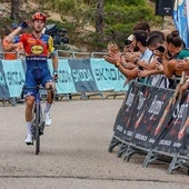 El ciclista italiano, Giulio Ciccone, gana la última etapa en las Lagunas del Neila.