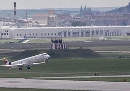 Imagen de archivo de un avión despegando del aeropuerto de Burgos.