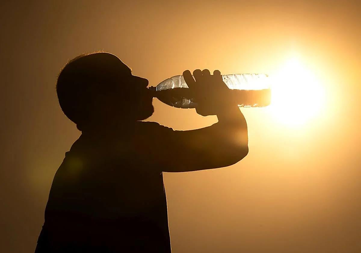 La hidratación es necesaria durante estos episodios de calor.