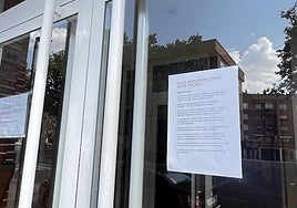 En los portales de una zona de Burgos se reivindica la mejora de la plaza que es particular de uso público.