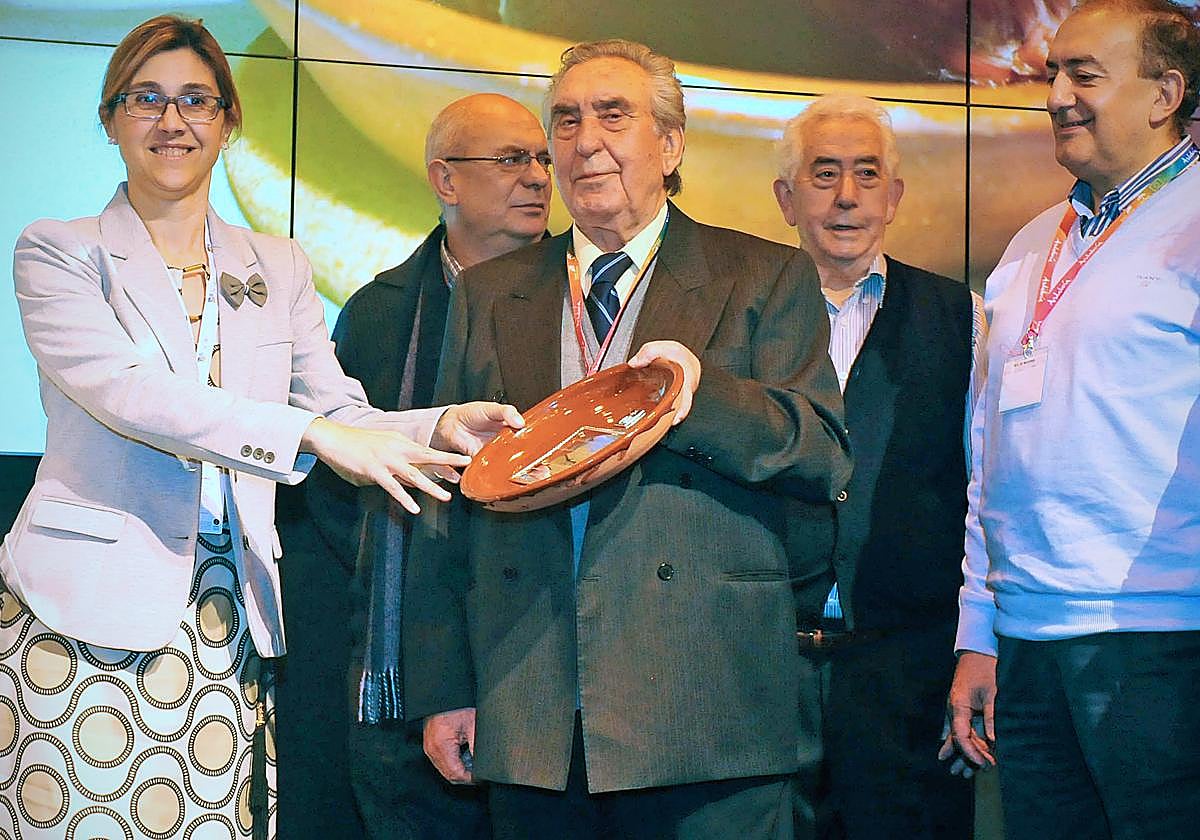 La entonces alcaldesa de Aranda, Raquel González, durante un homenaje a Martiniano Palomero en 2016.