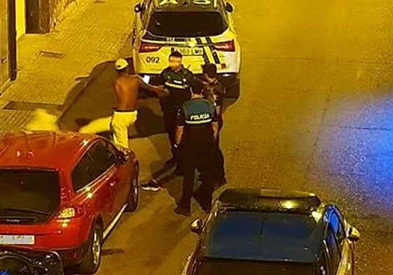 Detención de un hombre que estaba alterado y provocando a la gente este mes de julio en la calle Hospicio.