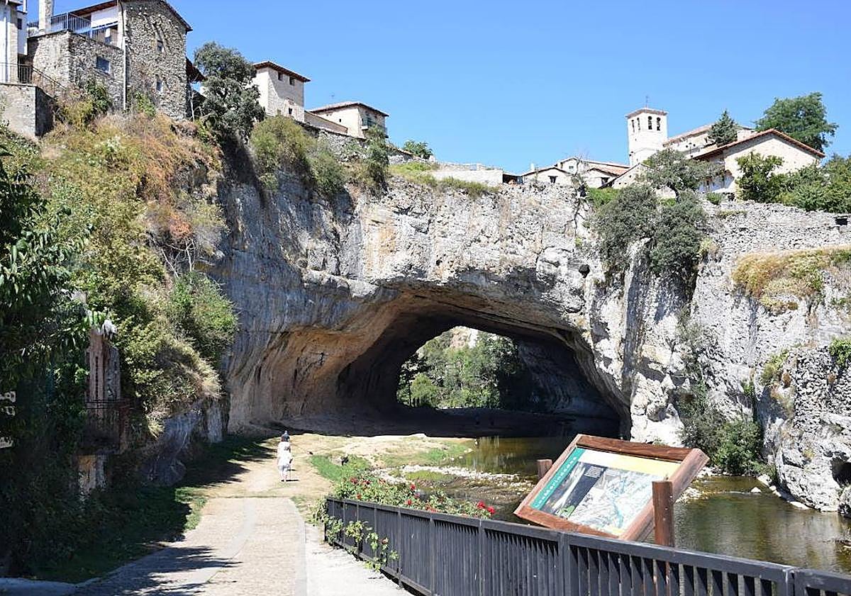 Imagen principal - Imágenes de archivo de Puentedey e intinerario de la ruta.