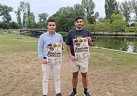 De izquierda a derecha: Isaac González, concejal de Deportes y Juan Diez, coordinador de Deportes en Villarcayo.