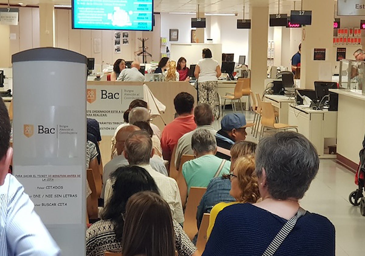 Trabajadores de la BAC del Ayuntamiento y público esperando su turno.