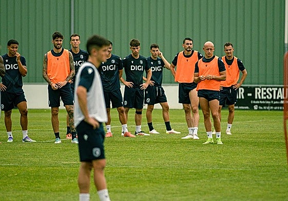 Jugadores del Burgos CF en el último entrenamiento antes del partido de mañana