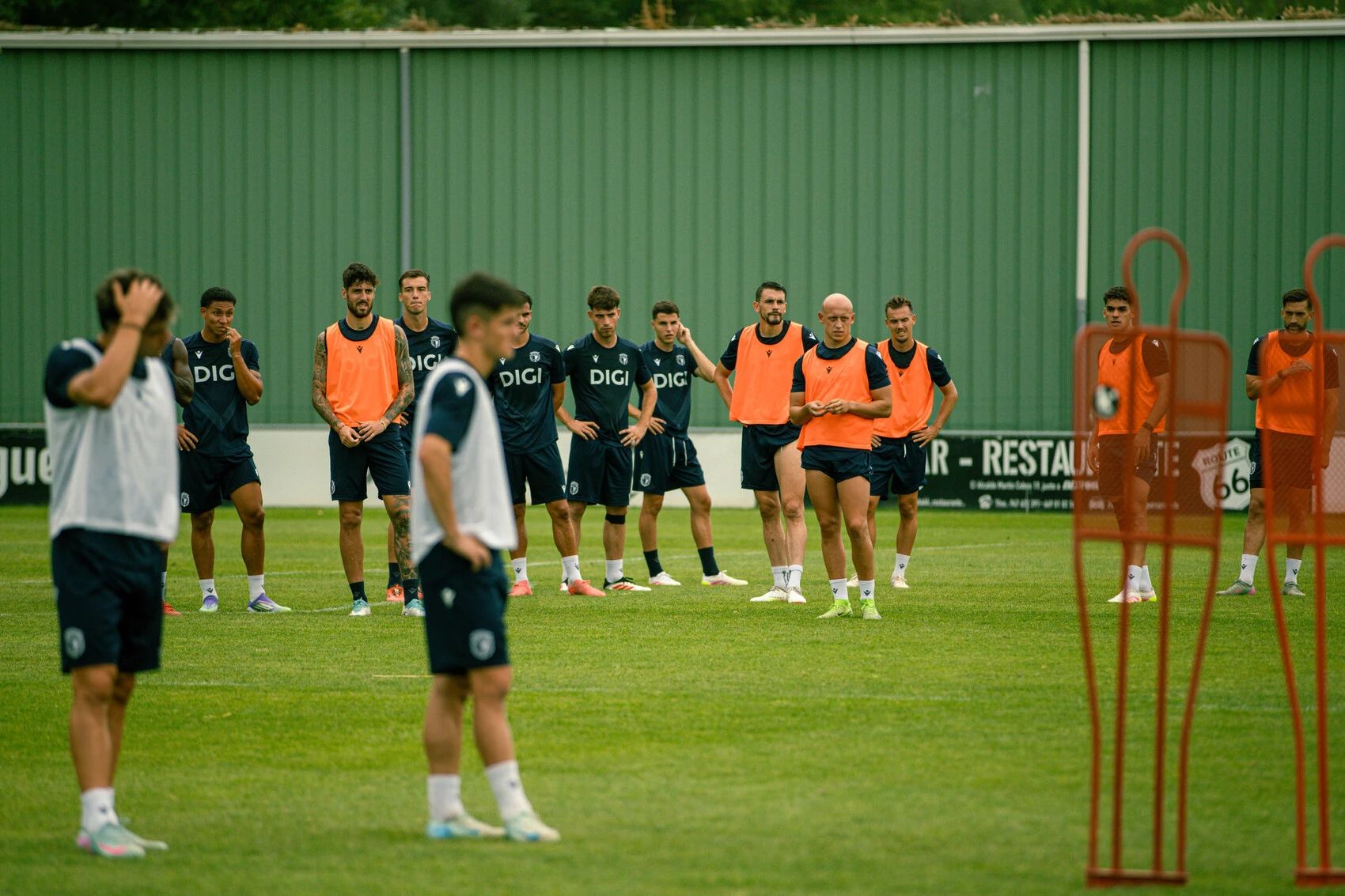 Jugadores del Burgos CF en el último entrenamiento antes del partido de mañana