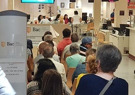 Trabajadores de la BAC del Ayuntamiento y público esperando su turno.
