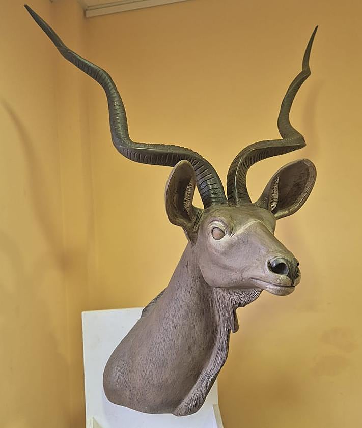 Imagen secundaria 2 - Hacinas acoge una exposición de esculturas de animales en madera