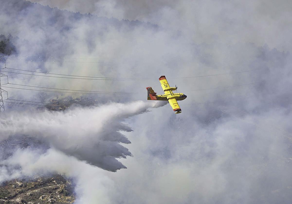 Incendio en la frontera de Galicia y Castilla y León en la localidad zamorana de Castromil.