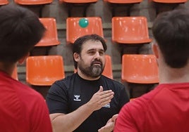 Jorge Berzosa, técnico del UBU San Pablo, dirigiendo un entrenamiento de pretemporada.