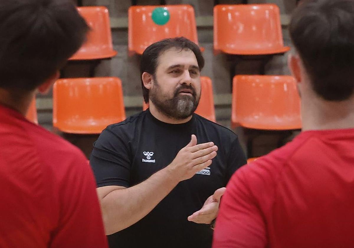 Jorge Berzosa, técnico del UBU San Pablo, dirigiendo un entrenamiento de pretemporada.