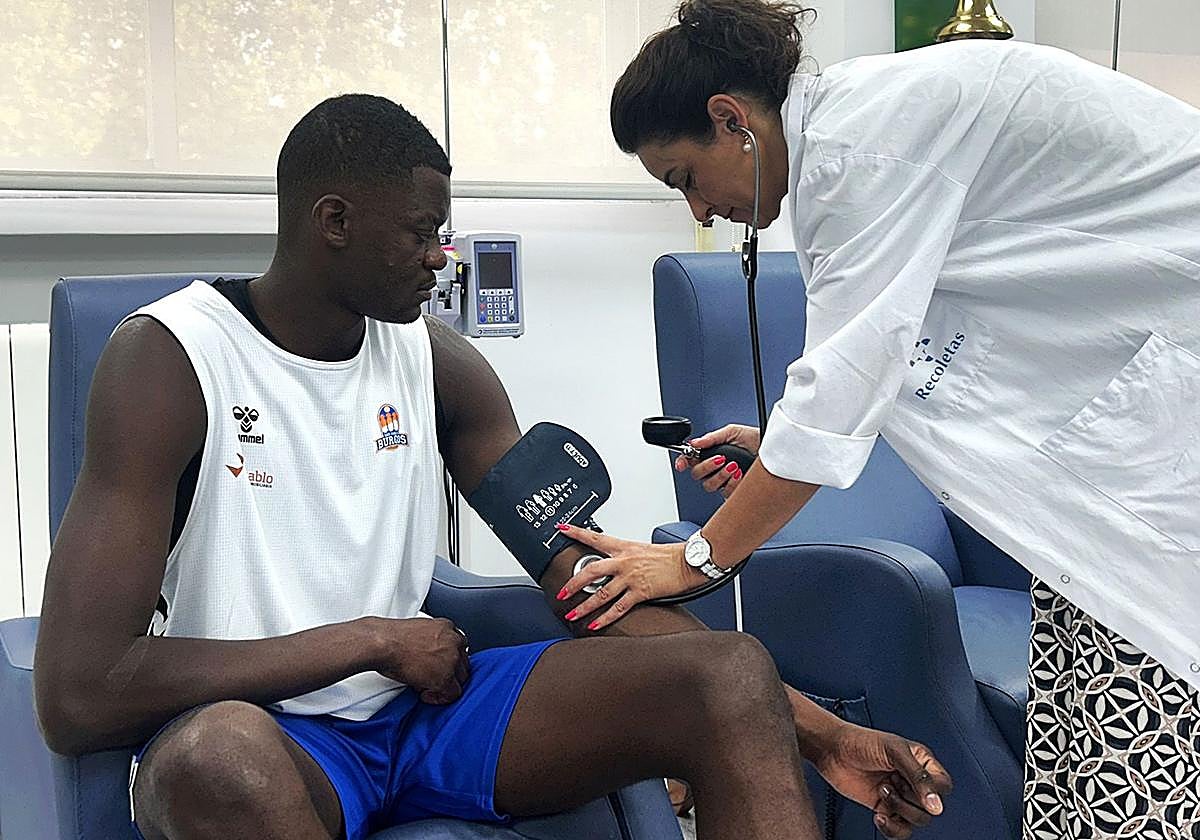 Nzosa, uno de los primeros en pasar el reconocimiento médico.