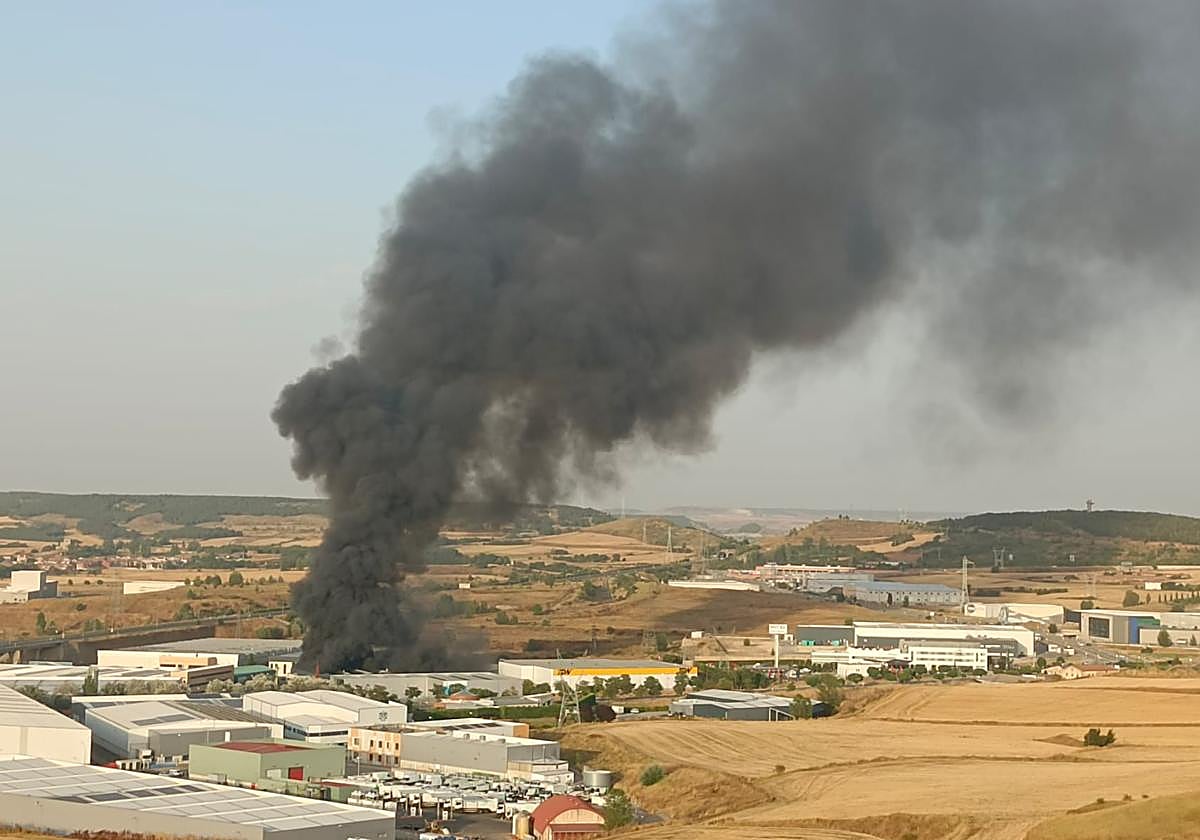 Un incendio arrasa la nave de Conbur
