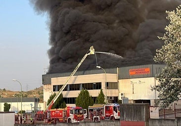 Un incendio arrasa una nave industrial en Burgos