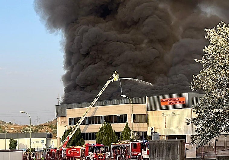 Un incendio arrasa una nave industrial en Burgos