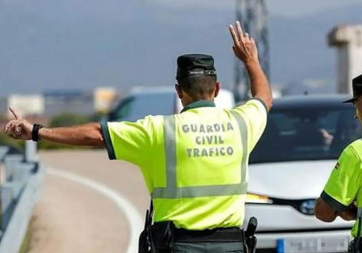 Imagen de archivo de una patrulla de la Guardia Civil de Tráfico.