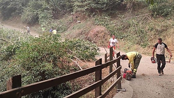 Picos de Europa, amenazado por dos incendios: «Que no desalojen si no hay medios, porque se nos quema el valle»