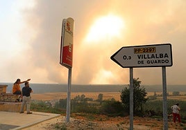 Imagen del incendio registrado en los alrededores de Guardo, donde están actuando los Bomberos de Burgos.