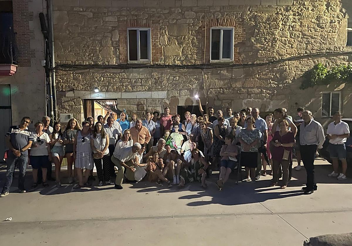 Imagen principal - Ceferina Tobar durante la celebración de su cumpleaños.